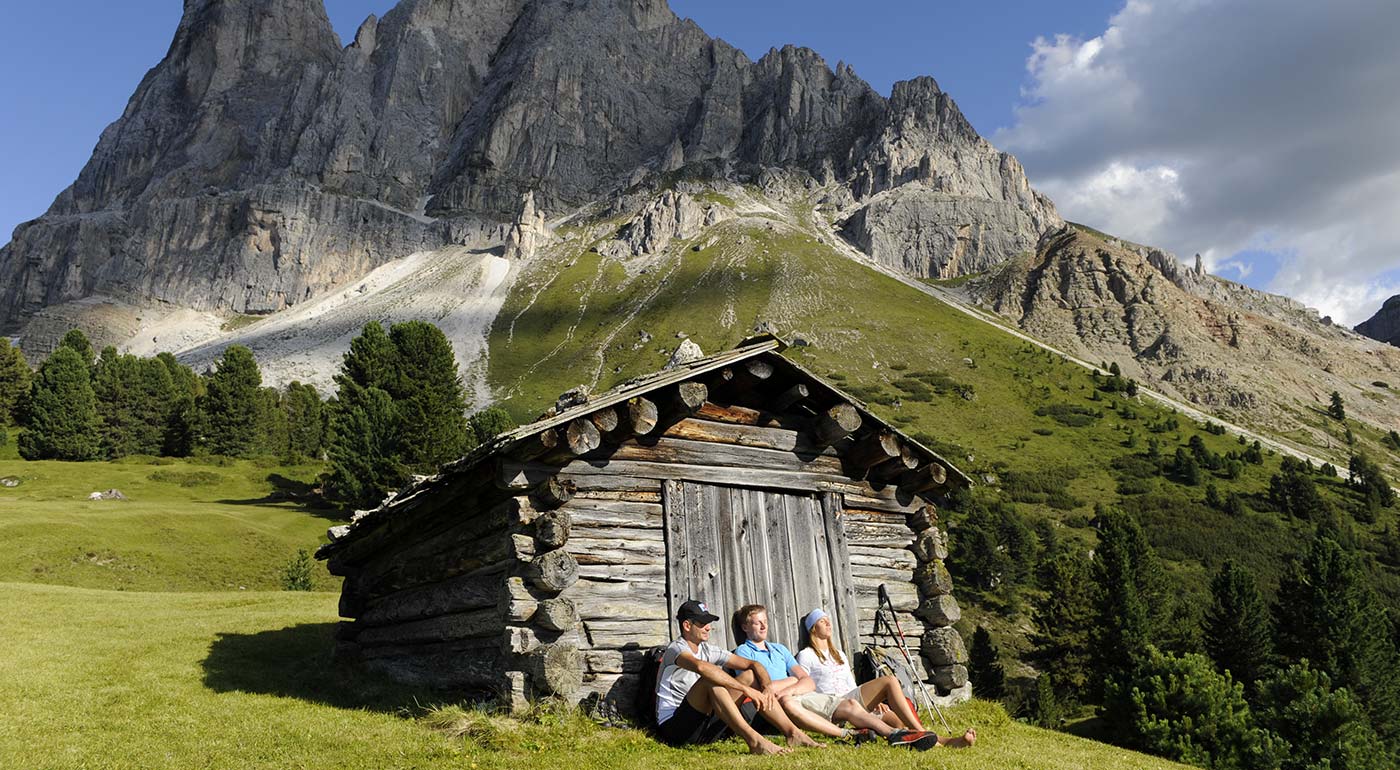 Berghütte im Pustertal mit Bergen im Hintergrund