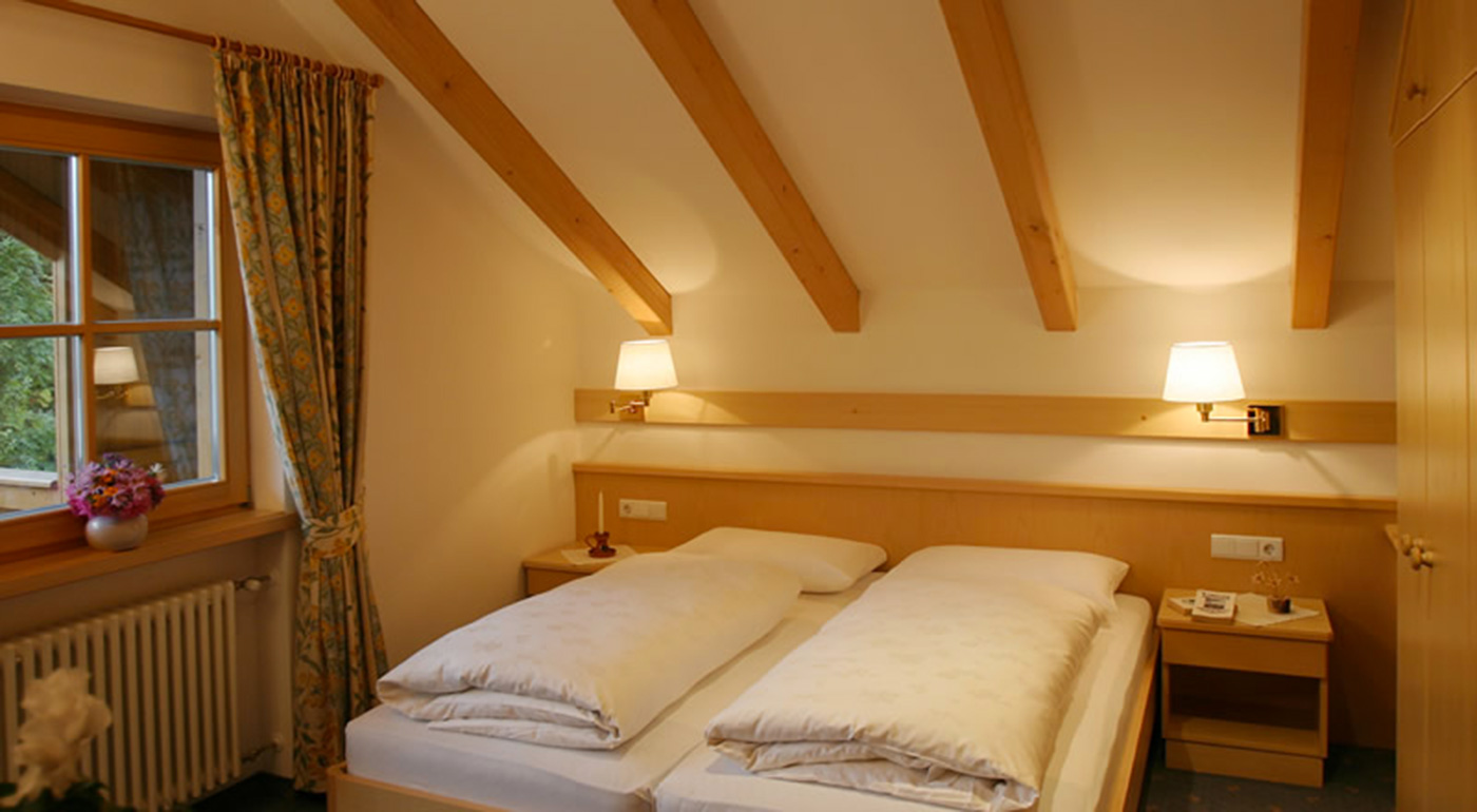 Mansardenzimmer mit Doppelbett im Residence Sonnwies