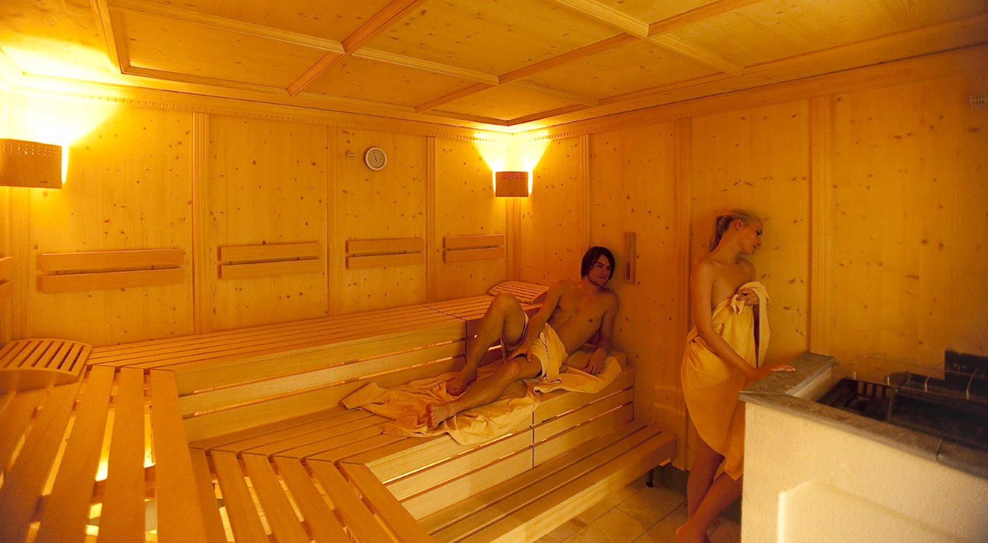 Ein Paar entspannt sich in der finnischen Sauna im Hotel Markushof