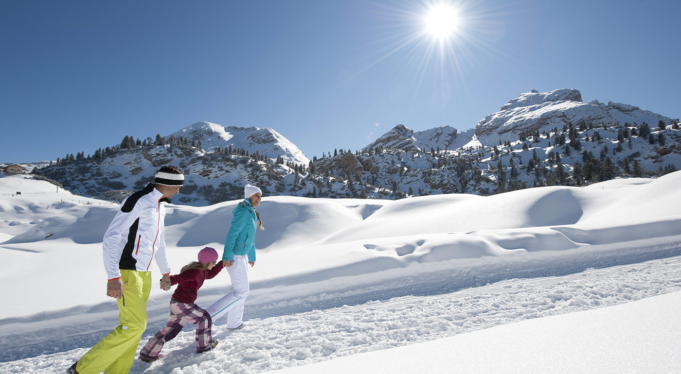 Una famiglia passeggia nella neve