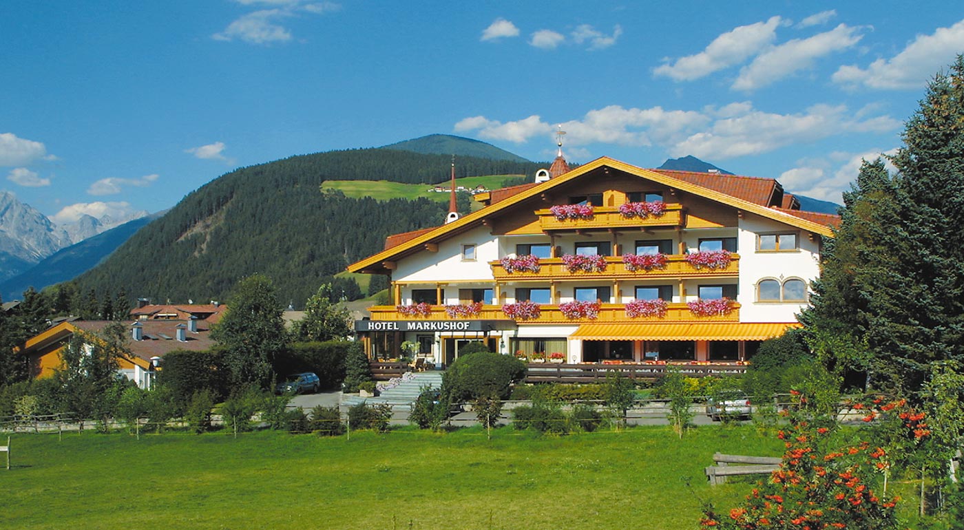 Exterior view of Hotel Markushof on a sunny day