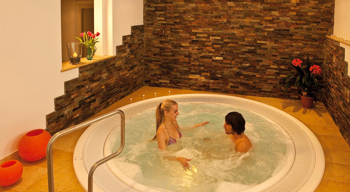 A couple relaxing in the whirlpool of Hotel Markushof
